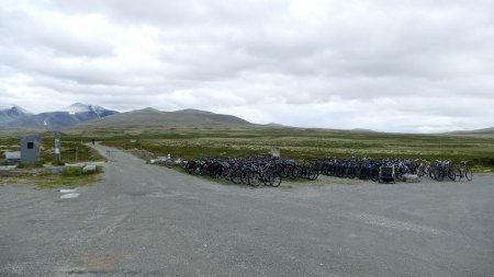 Au bout de la piste à péage, le parking de Spranget ... et les VTT que l’on peut louer sur place pour aller jusqu’à Rondvassbu distant de 6km.