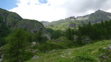 On s’éloigne petit à petit du lit du torrent.