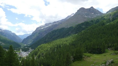 Staffal surplombé sur sa droite par le Rothorn.