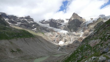 Au petit plateau panoramique final, vue sur le lac issu de la fonte du glacier.