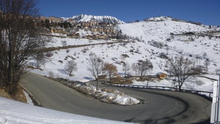 Le début du parcours longe deux grands virages de la montée de l’Alpe d’Huez