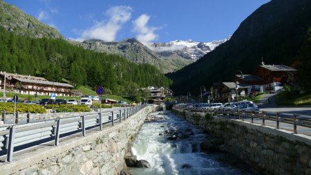 Prendre en haut du parking en gardant le Lys sur sa droite.