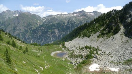 Où l’on voit la bifuraction, à gauche du petit lac, entre le sentier 3B qui ramène au Col Ranzola, et le 3A que l’on va suivre.