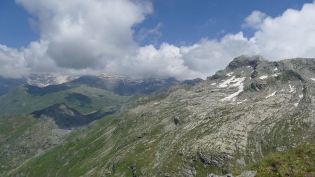 Coin gauche de la photo, le Lac Gabiet quasiment à sec (pour raisons de travaux de maintenance).