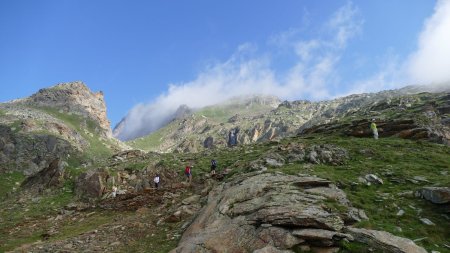 Montons, montons ; à noter le soubassement du sentier en pierres sèches.