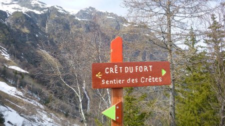 On croise le panneau du sommet tout récemment gravi