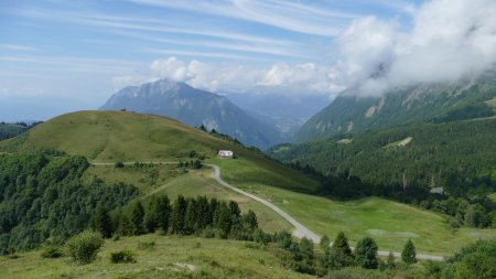 On s’élève au-dessus de la route du Col de l’Arpettaz.