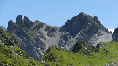 En face le Col des Chasseurs et les Aiguilles de la Pennaz.