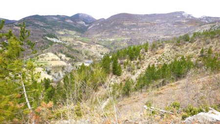 On remonte une ligne de crête qui borde une large dépression à gauche, on peut déjà apercevoir le Rancurel