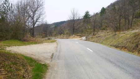 Après le virage et la ligne électrique, stationner à gauche de la route, juste avant le petit pont