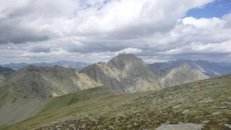 Montée herbeuse face au Cairas et aux aiguille de Pelens