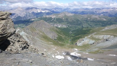 Au nord, se dévoile le vallon de Chisonetto et son lac