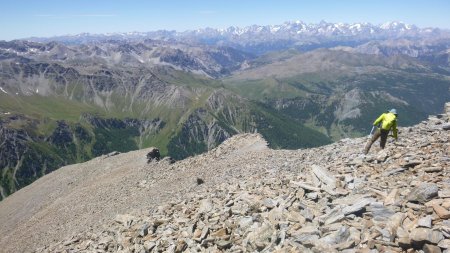 Descente de l’arête, puis dans le pierrier de la face sud