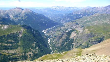 Sommet du Tuba (3008m), vue à l’ouest sur la vallée du Drac Noir