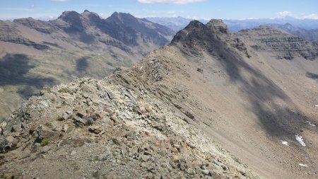 A l’est la montagne de Chapan, et ses deux sommets récemment gravis