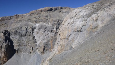 Sous les contreforts rocheux de la Mortice