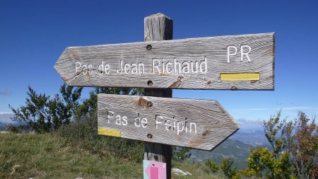 Arrivée à l’intersection de sentiers, à l’altitude approximative 1300m