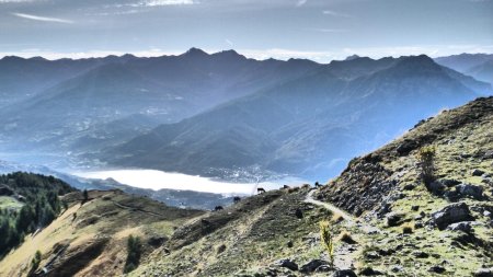 Vue à l’est sur le lac de Serre-Ponçon située sous le Pouzenc et la Montagnette