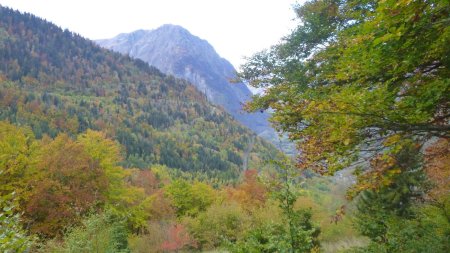 A perçoit la route de Villard-Reculas dominée par la cime de Cornillon