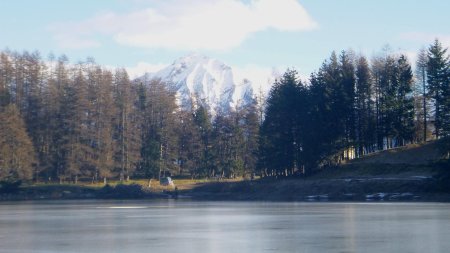 Le lac de Barbeyroux avec en fond, la petite Autane