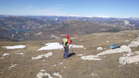 Sur la large crête sommitale