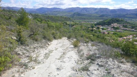 Première montée sur le sentier du Trou du Loup, avec vue sur Peipin.