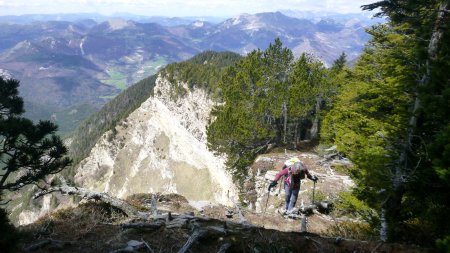 Montée en bord de crête, et au dessus d’un immense ravin.