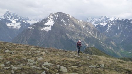 Retour avec vue arrière sur l’aiguille de Cédéra