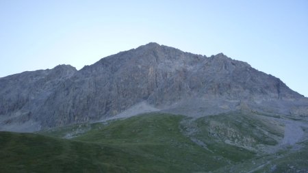 Les contreforts rocheux du Grand Argentier