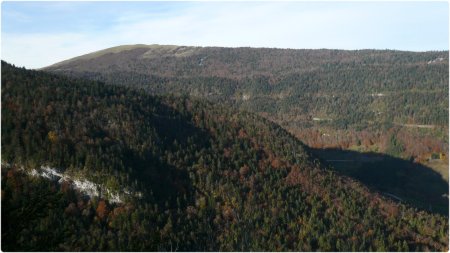 Sur le sentier  du Pas des Rancs de Charles, le But de Nève au loin.