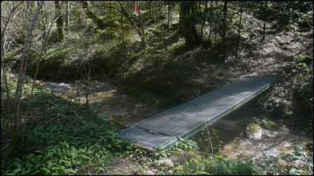 Passerelle métallique sur la Voroize.