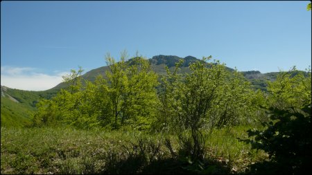 D’une petite plate-forme regard sur le Roc de Toulau.