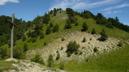 La croix au-dessus du Col de Menée.