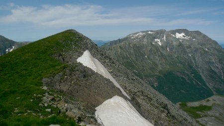 De la Crête de Rochail, sa butte ouest les Mayes et la Pyramide.