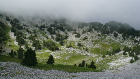 En direction du Pas de la Balme. Les Chaudières.