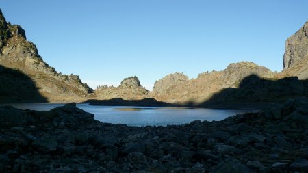 Les 2 brèches sont ensoleillées, alors que les lacs sont encore dans l’ombre du matin.