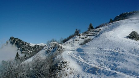 Du Col des Bannettes, le Rocher de Lorzier et le Col d’Hurtières apparaissent.