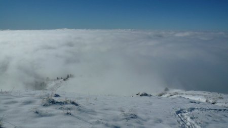 Mer de nuages à l’ouest, il n’y a rien. De l’arête ouest du Rocher de Chalves.