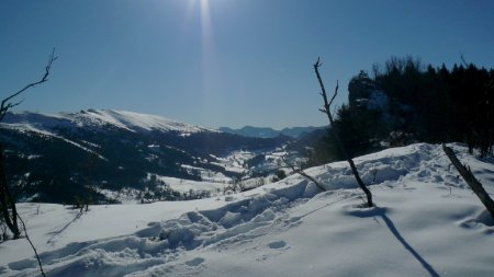 De la crête, la Vallée de la Gresse dominé par le Rocher du Baconnet.