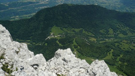 Du sommet point IGN 2193m. Est sud-est, le Col de l’Arzelier.