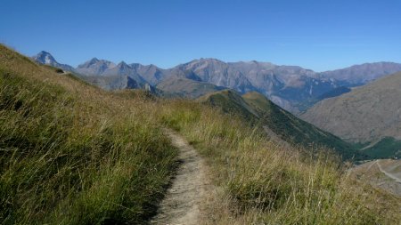 Au-dessus du Col Nazié. La vue sur le Rochail et Grand Renaud.