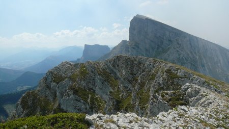 Son épaule sud point IGN 2087m, Grand Veymont et Mont Aiguille.