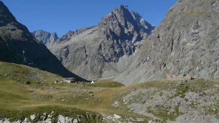  En passant proche du Refuge de l’Alpe de Villar-d’Arène, regard à l’ouest sur la Grande Ruine.