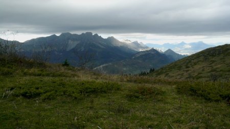 Au nord des pentes ouest de la Montagne de la Pale, Vercors, cuvette Grenobloise et Chartreuse.