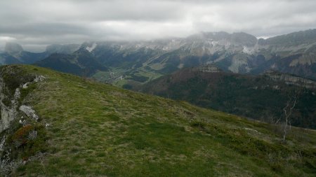 Tour d’horizon au sommet de la Montagne de la Pale. Rocher du Château Vert et le Palais.