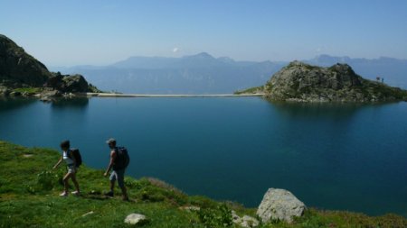 De la presqu’ile du lac du Crozet, regard sur sa digue et la Chartreuse. 