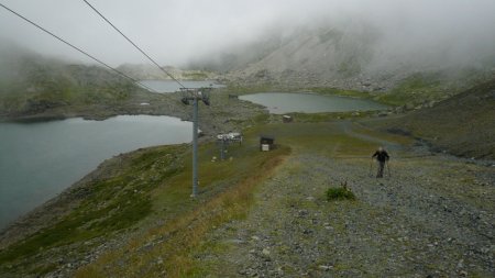 Regard arrière pendant la montée sous les télésièges pour le Col des Trois Fontaines.