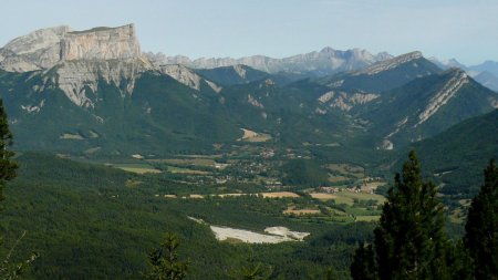 Du sentier, par une trouée, je domine le bassin de Chichilianne.