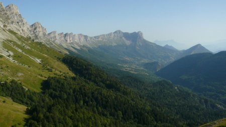 Au nord, Grande Sœur Agathe domine le Col de l’Arzelier.