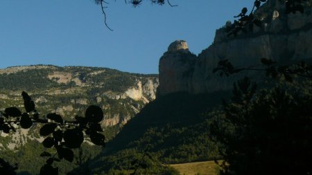 Zoom sur la proue du Rocher de Combau.